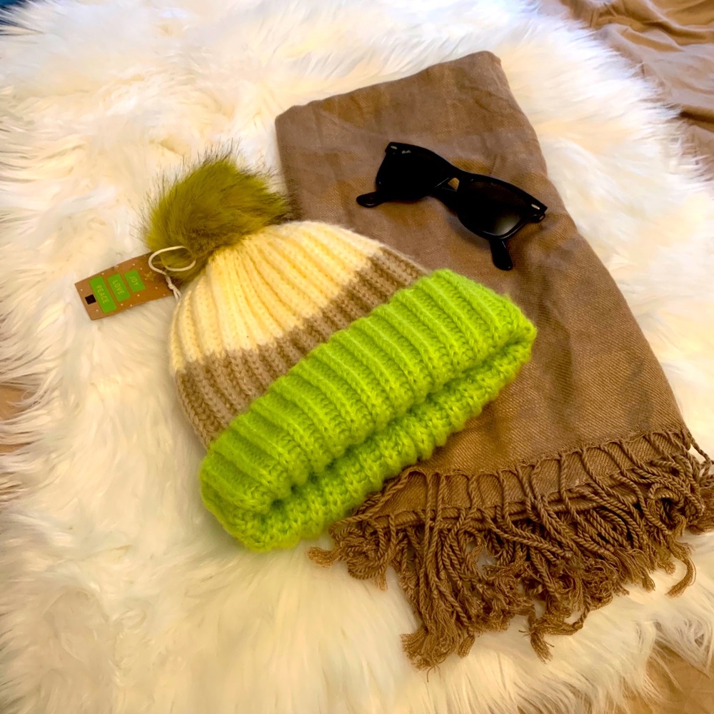 ✨NWT forever21 faux fur Pom Pom winter hat OS